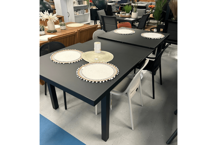 Table extensible structure en aluminium et verre dépoli - Piscines Soucy